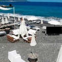 Scorcio della spiaggia della frazione Acquacalda di Lipari con i tavoli per la clientela del ristorante-bar